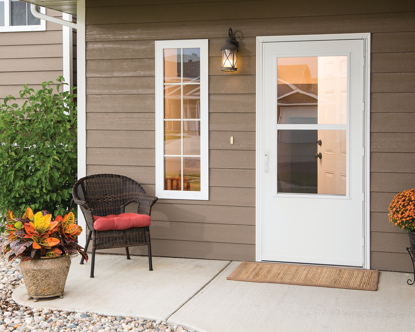 Lifestyle 2.0 Midview Screen Away® Storm Door